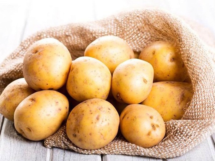 Nên lựa chọn khoai tây mới, tránh ăn khoai tây khi đã mọc mầm